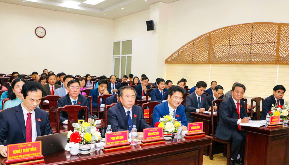 Ông Bùi Đức Thái - Giám đốc Sở Tư pháp tỉnh Ninh Bình (thứ 2 từ trái sang) cùng các đại biểu thảo luận tại Tổ thảo luận số 9 - Đại hội đại biểu Đảng bộ tỉnh Ninh Bình lần thứ I, nhiệm kỳ 2025 – 2030.