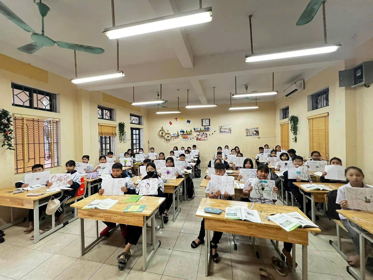 Toàn cảnh một tiết học của lớp 8A trường Trung học cơ sở Cát Quế A