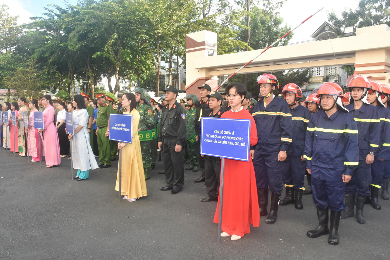 Cán bộ, chiến sĩ cùng đông đảo công chức, viên chức, đoàn viên, hội viên, chức sắc, người có uy tín trên địa bàn tỉnh tham dự buổi lễ.