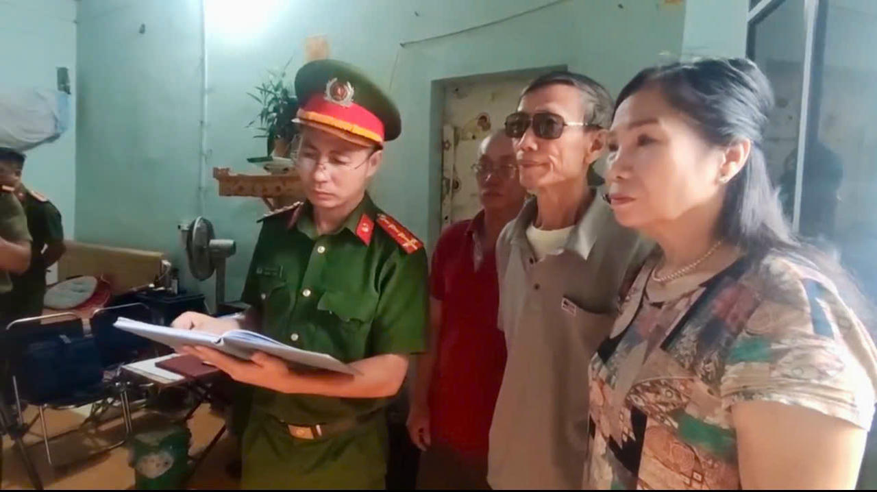 Cơ quan Công an đọc lệnh khám xét khẩn cấp trước sự chứng kiến của chính quyền địa phương (Ảnh: Công an tỉnh Điện Biên)