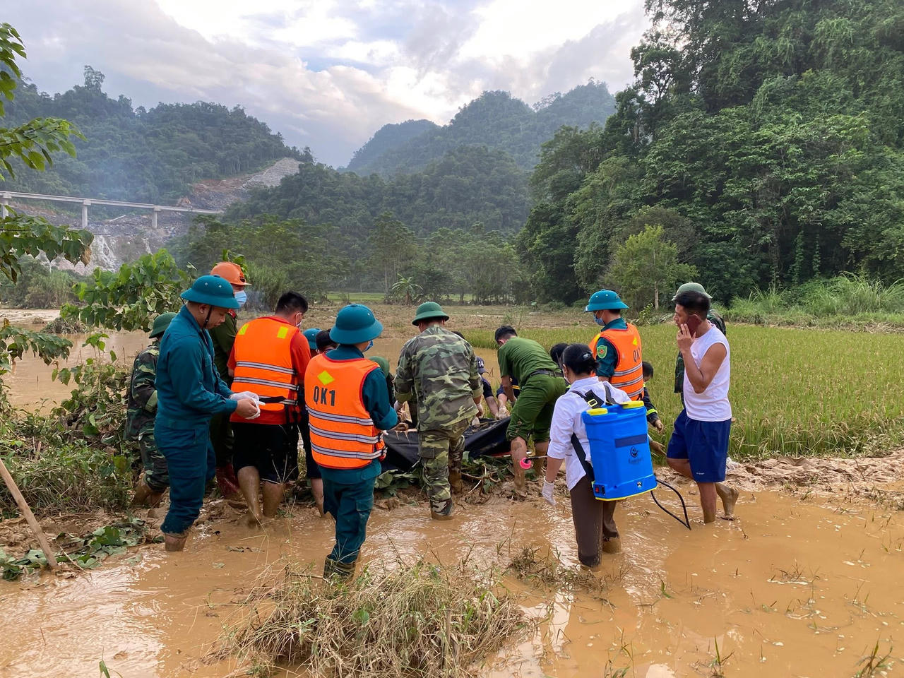 Qua nhiều giờ tìm kiếm, lực lượng chức năng tỉnh Cao Bằng đã tìm được nạn nhân thứ 2 bị lũ cuốn. (Ảnh: Lê Hanh)