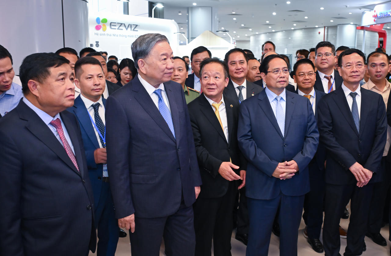 Lãnh đạo Đảng, Chính phủ cùng các lãnh đạo nhiều Bộ,
ngành thăm quan gian trưng bày của T&T Group tại sự kiện.