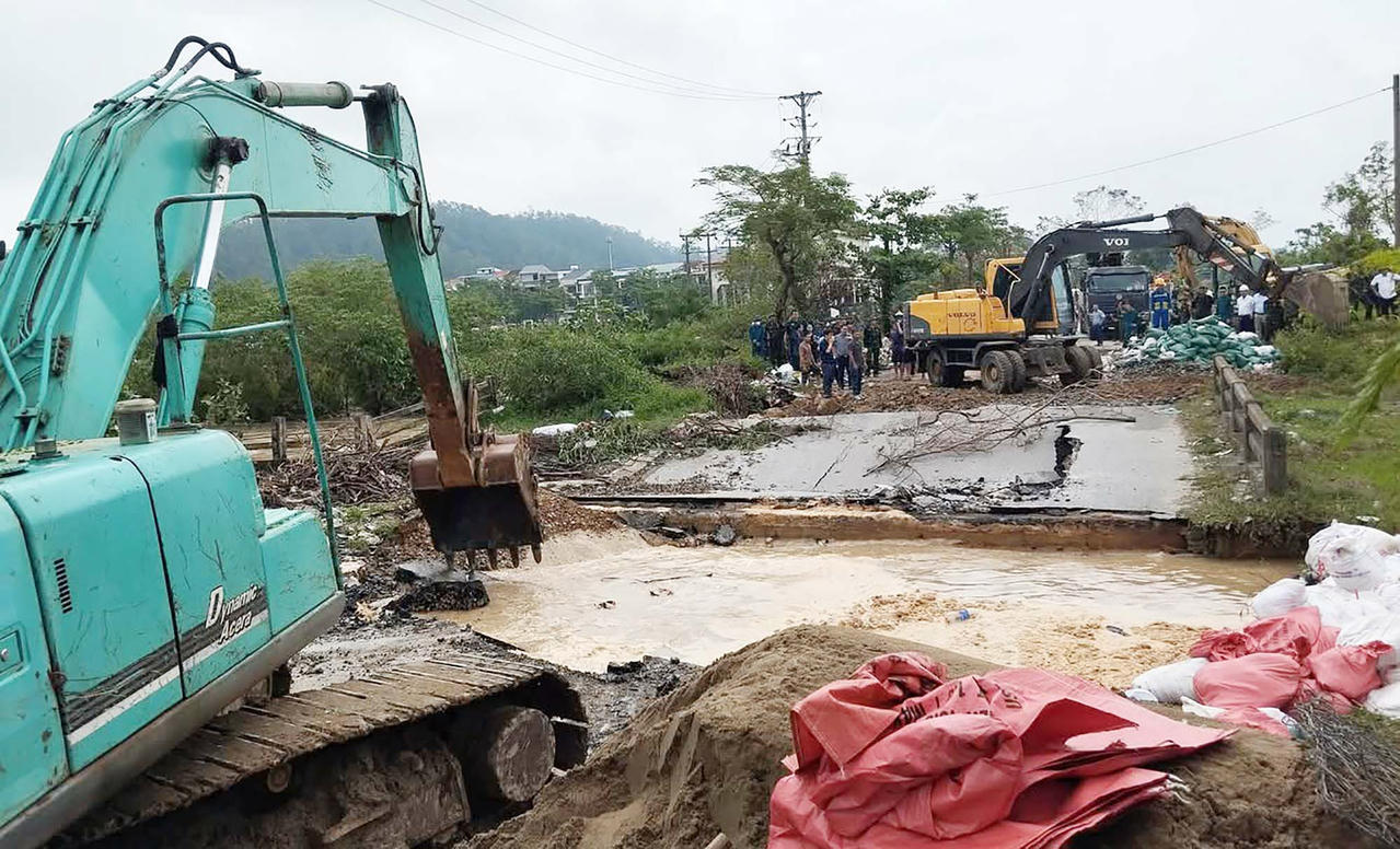 Đê sông Vinh vỡ, tuyến đường gãy toác, hàng trăm người chạy đua chặn nước