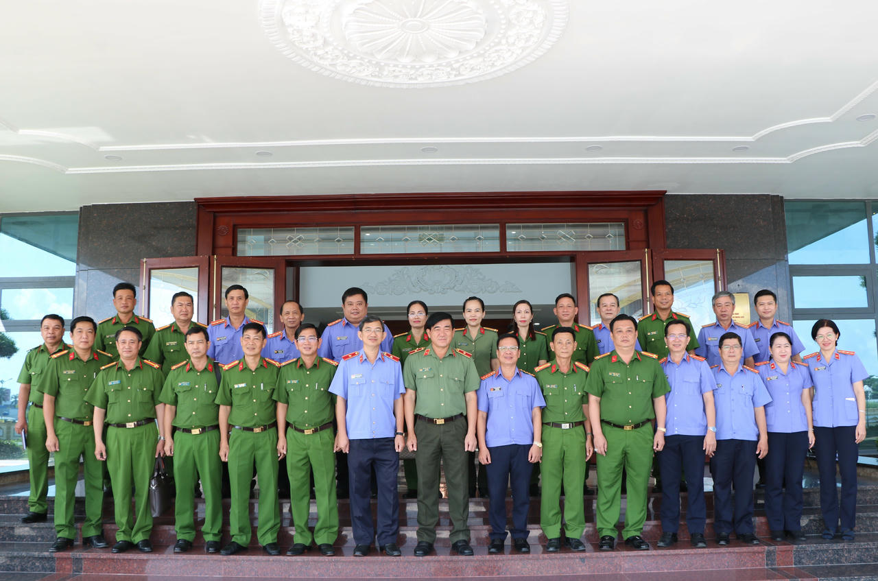 Đại biểu chụp ảnh lưu niệm. Ảnh: Tiến Dũng