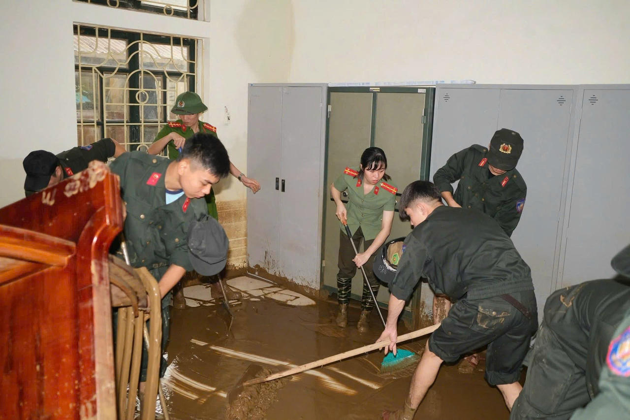 Cán bộ, chiến sĩ Công an các cấp khẩn trương phối hợp cùng
các thầy cô giáo, đoàn viên và phụ huynh học sinh nhanh chóng bắt tay vào công
tác khắc phục hậu quả, dọn dẹp cây xanh, thu gom rác thải, kê lại bàn ghế, vệ
sinh sân trường, lớp học; đồng thời hỗ trợ sửa chữa, gia cố lại một số hạng mục
bị hư hỏng để giúp thầy và trò sớm trở lại trường lớp, ổn định nề nếp học tập.