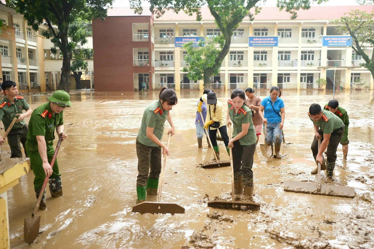 Đặc biệt ưu tiên hàng đầu là hỗ trợ giáo viên dọn dẹp bùn đất
tại các trường học bị ngập lụt để học sinh nhanh chóng được trở lại trường học. 