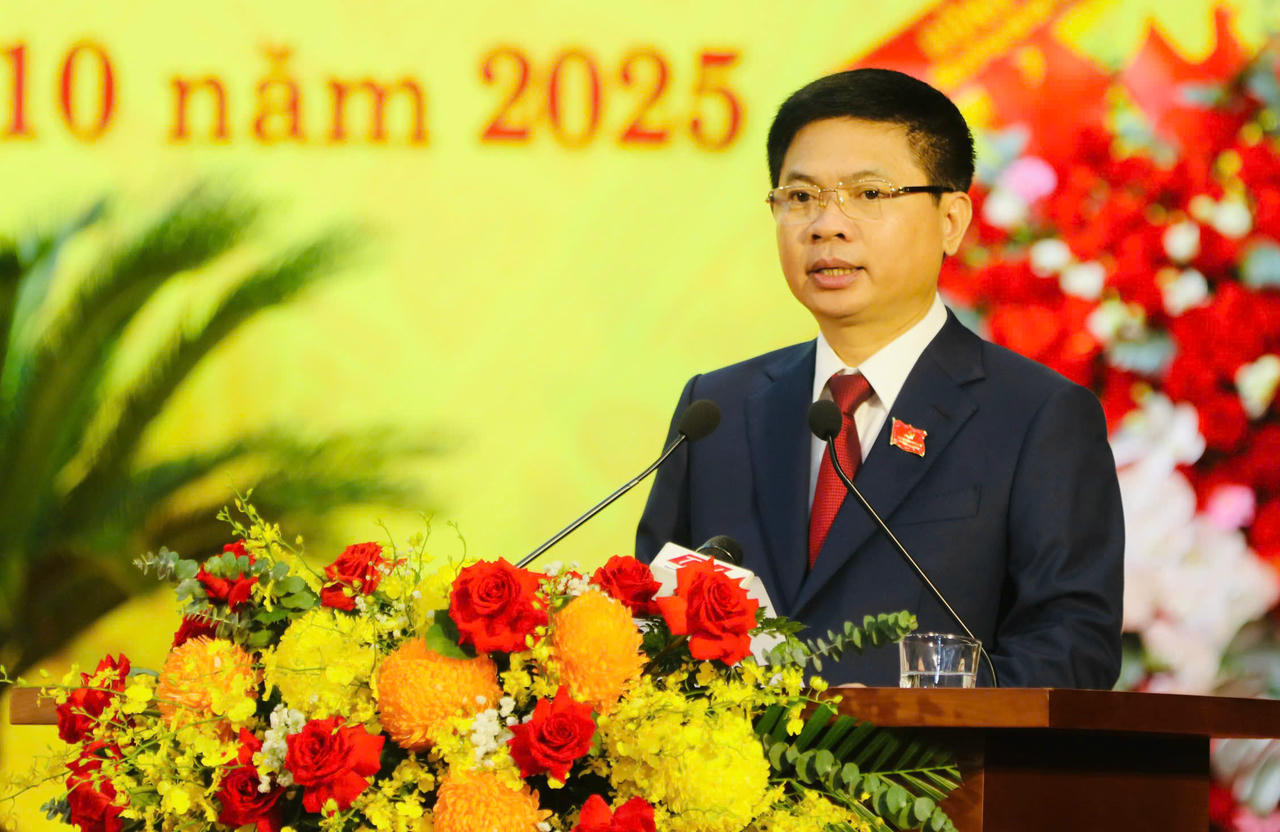 Bí thư Tỉnh ủy nhiệm kỳ 2020-2025, Trưởng Đoàn Đại biểu Quốc hội tỉnh Ninh Bình Trương Quốc Huy trình bày diễn văn khai mạc Đại hội.