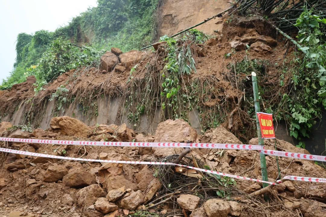 Trước những diễn biến bất thường,
khó lường của thời tiết, người dân trên địa bàn phường Lào Cai tiếp tục nêu cao
tinh thần cảnh giác, chủ động gia cố nhà cửa, che chắn tài sản, dự trữ nhu yếu
phẩm cần thiết; đồng thời tích cực phối hợp cùng lực lượng chức năng trong công
tác ứng phó, tham gia dọn dẹp vệ sinh môi trường, góp phần nhanh chóng ổn định
đời sống sau bão. 