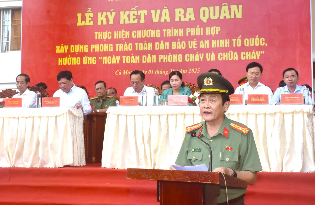 Đại tá Hồ Việt Triều - Ủy viên Ban Thường vụ Tỉnh ủy, Giám đốc Công an tỉnh Cà Mau, tiếp thu ý kiến chỉ đạo của lãnh đạo Tỉnh ủy, UBND tỉnh và phát lệnh ra quân.