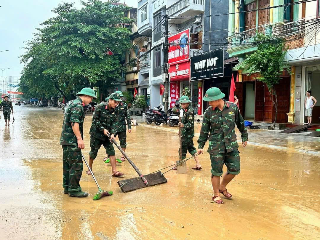 Tại phường Yên Bái: Sáng 1/10, nước
lũ tại các tuyến đường phố Trần Hưng Đạo, Nguyễn Thái Học và một số đường phố,
khu dân cư thuộc khu dân cư phường Yên Bái đã bắt đầu xuống nhanh. 