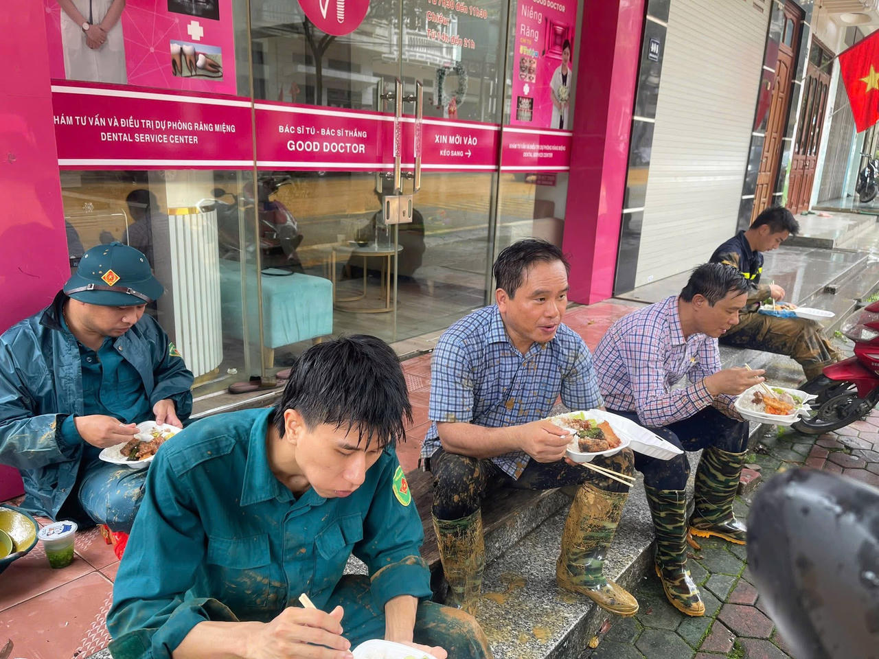 Các thành viên hỗ trợ tranh thủ nghi ngơi, ăn cơm.