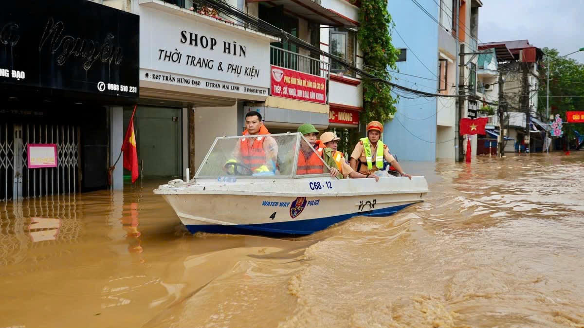  Ứng trực 24/24h, sẵn sàng xử lý mọi tình huống
thiên tai, vừa bảo đảm ANTT, vừa hỗ trợ nhân dân an toàn vượt qua mưa lũ.