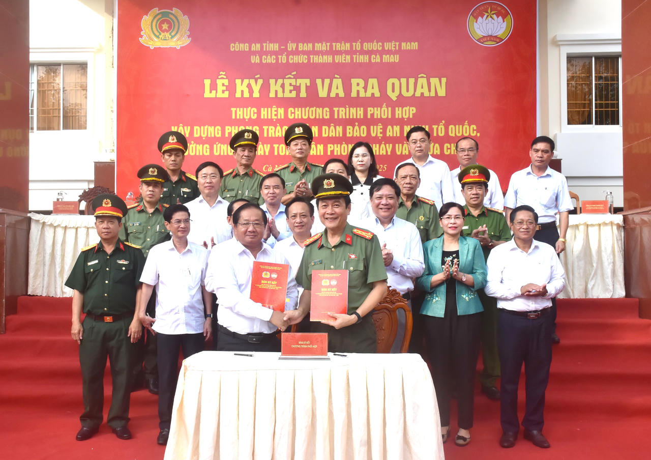 Giám đốc Công an tỉnh và Phó Chủ tịch Thường trực Ủy ban MTTQ Việt Nam tỉnh Cà Mau ký kết Chương trình phối hợp trong tình hình mới.