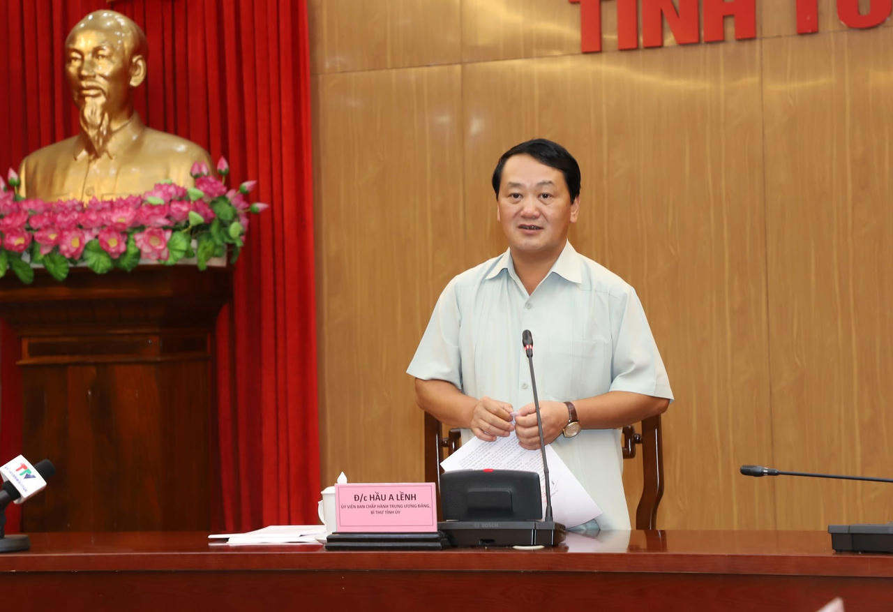 Ông Hầu A Lềnh, Bí thư tỉnh Tuyên Quang phát biểu chỉ đạo tại cuộc họp. (Ảnh: Văn Nghị)