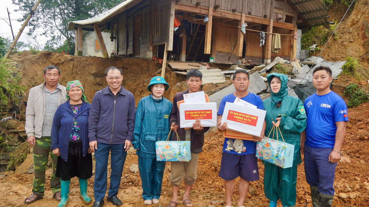 Các hộ gồm: Thào A Phà, Giàng A
Chứ, Giàng A Lù và Hạng A Ký. Trong đó, 3 hộ gia đình Thào A Phà, Giàng A Chứ,
Giàng A Lù bị sạt lở đất làm hư hại nhà ở, ảnh hưởng trực tiếp đến đời sống sinh
hoạt hằng ngày; hộ ông Hạng A Ký hiện đang sinh sống tại khu vực có nguy cơ sạt
lở cao, tiềm ẩn rủi ro mất an toàn khi mưa lớn kéo dài.