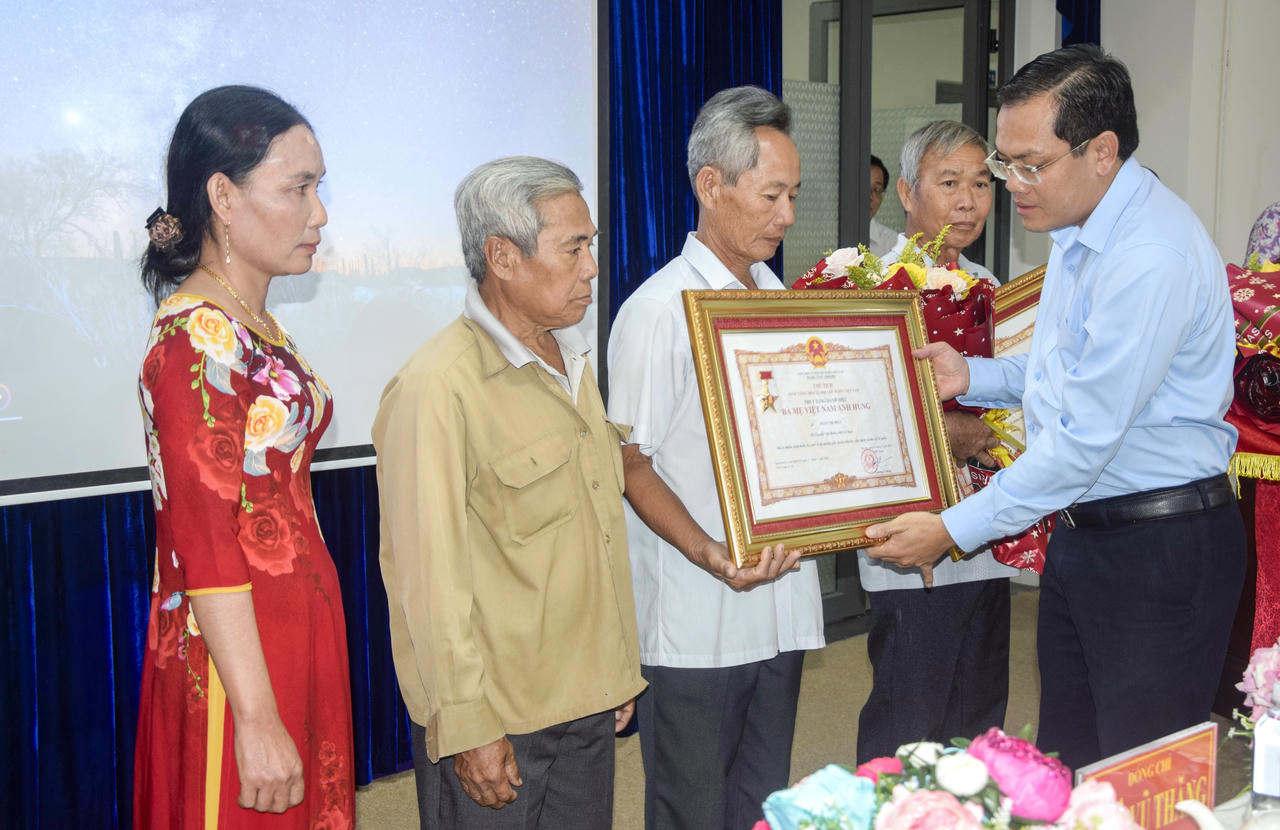 Ông Ngô Vũ Thăng - Phó Chủ tịch UBND tỉnh Cà Mau, trao Bằng truy tặng Danh hiệu vinh dự Nhà nước “Bà mẹ Việt Nam Anh hùng” cho thân nhân các Mẹ.