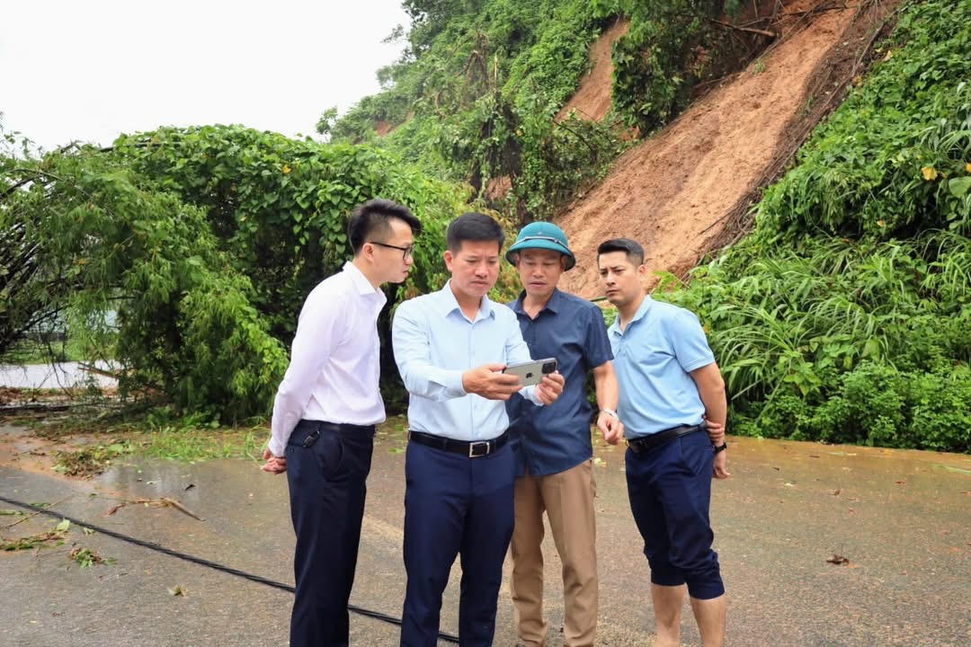 Tại phường Lào Cai: Do nước lũ
dâng cao tại suối Ngòi Đum làm hư hỏng 1 cầu sắt nối giữa phường Lào Cai và phường
Cam Đường, tại đường Hoàng Diệu xảy ra 1 điểm sạt lở; đường quốc lộ 4D xảy ra 2
điểm sạt lở; đoạn KM1 đi Mường Khương: 1 điểm sạt lở, đoạn đầu đường đi Sapa: 1
điểm sạt lở. Chính quyền địa phương đã sơ tán 23 hộ dân ra khỏi vùng thiên tai
nguy hiểm tại các tổ 1 Kim Tân, tổ 21 Cốc Lếu, tổ 1 Duyên Hải.