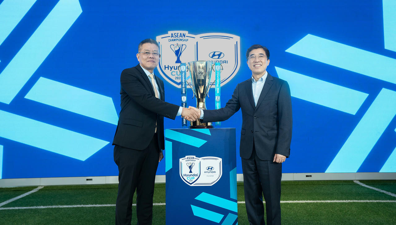 Ông&nbsp; Khiev Sameth, Chủ tịch AFF và ông Sunny Kim, Chủ tịch Hyundai Motor Châu Á Thái Bình Dương tại sự kiện ASEAN Hyundai Cup-S