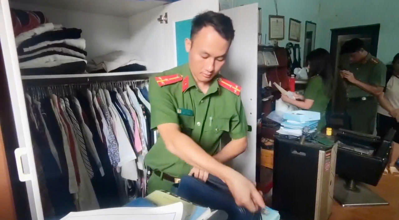 Lực lượng Công an khám xét chỗ ở của Tuân (Ảnh: Công an tỉnh Điện Biên)