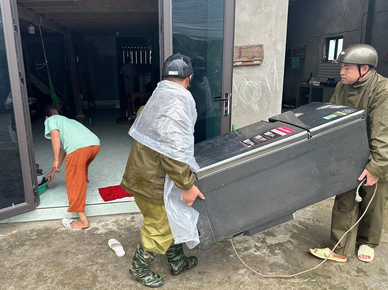 Công an xã đã chia thành các tổ
công tác đến từng hộ gia đình nuôi cá nước lạnh tuyên truyền, vận động người
dân không ở tại lán trại trong những ngày mưa bão; thực hiện rà soát, vận động,
di dời khẩn cấp những hộ gia đình nằm trong khu vực nguy hiểm, có nguy cơ cao xảy
ra lũ ống, lũ quét, sạt lở đất đến nơi an toàn. 