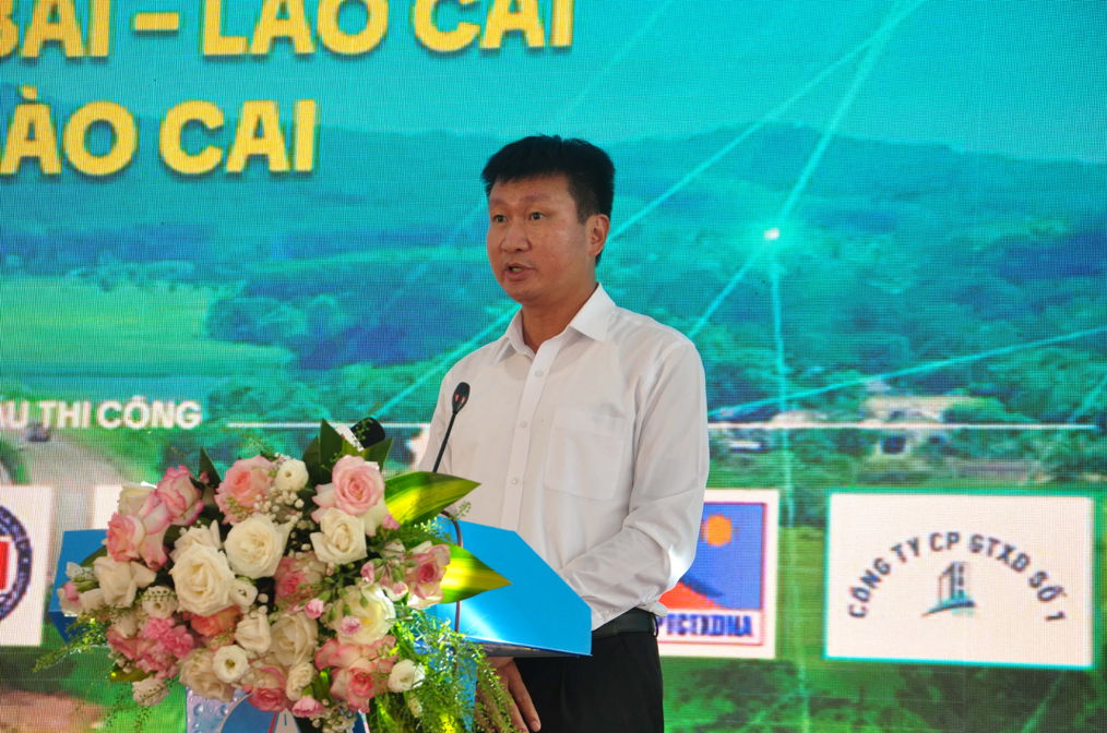 Ông Trần Huy Tuấn, Chủ tịch UBND tỉnh Lào Cai phát biểu tại buổi lễ khởi công Dự án mở rộng cao tốc Nội Bài - Lào Cai, đoạn từ Yên Bái đến Lào Cai.