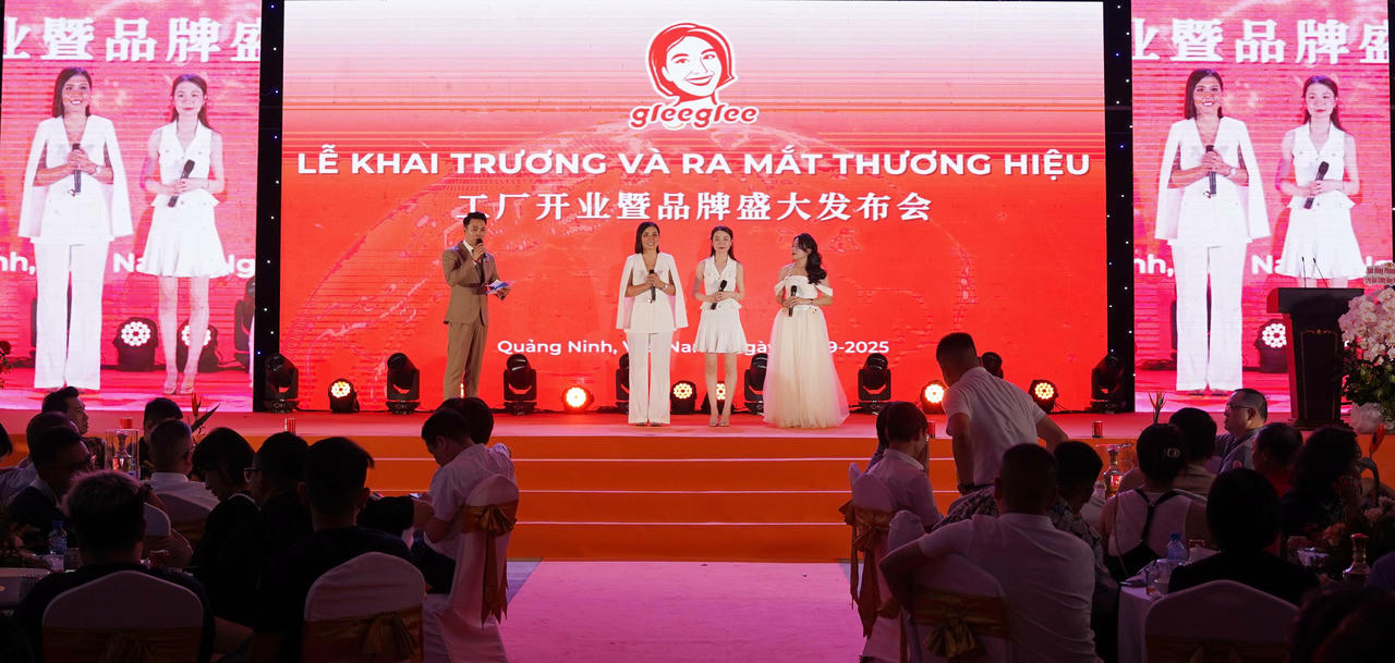 Chị Nguyễn Thị Hằng (thứ 2 từ trái qua) và đối tác nước ngoài (thứ 3 từ trái qua