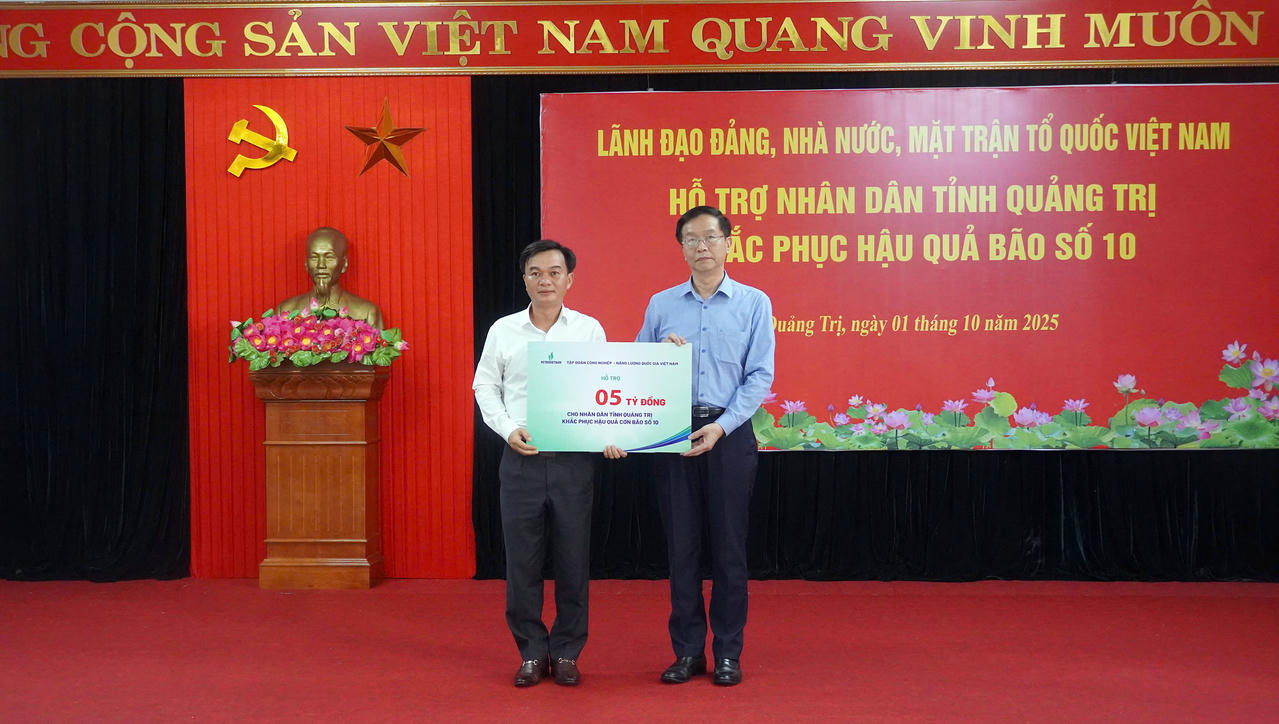 Phó Bí thư Tỉnh ủy, Chủ tịch Ủy
ban MTTQ Việt Nam tỉnh, Phó Chủ tịch Thường trực HĐND tỉnh Nguyễn Chiến Thắng
tiếp nhận quà do Tập đoàn Công nghiệp Năng lượng Quốc gia Việt Nam hỗ trợ.