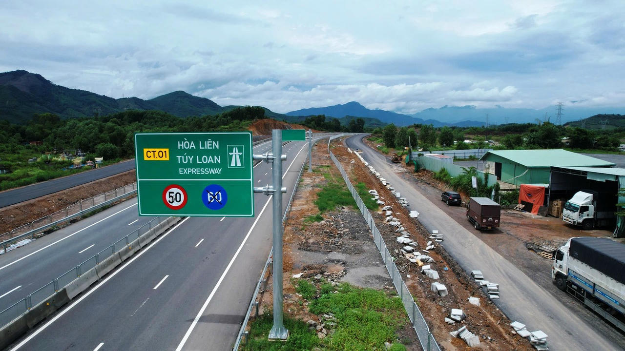 Người dân sống cạnh cao tốc Hòa Liên - Túy Loan khốn khổ vì nước mưa chảy thẳng vào nhà