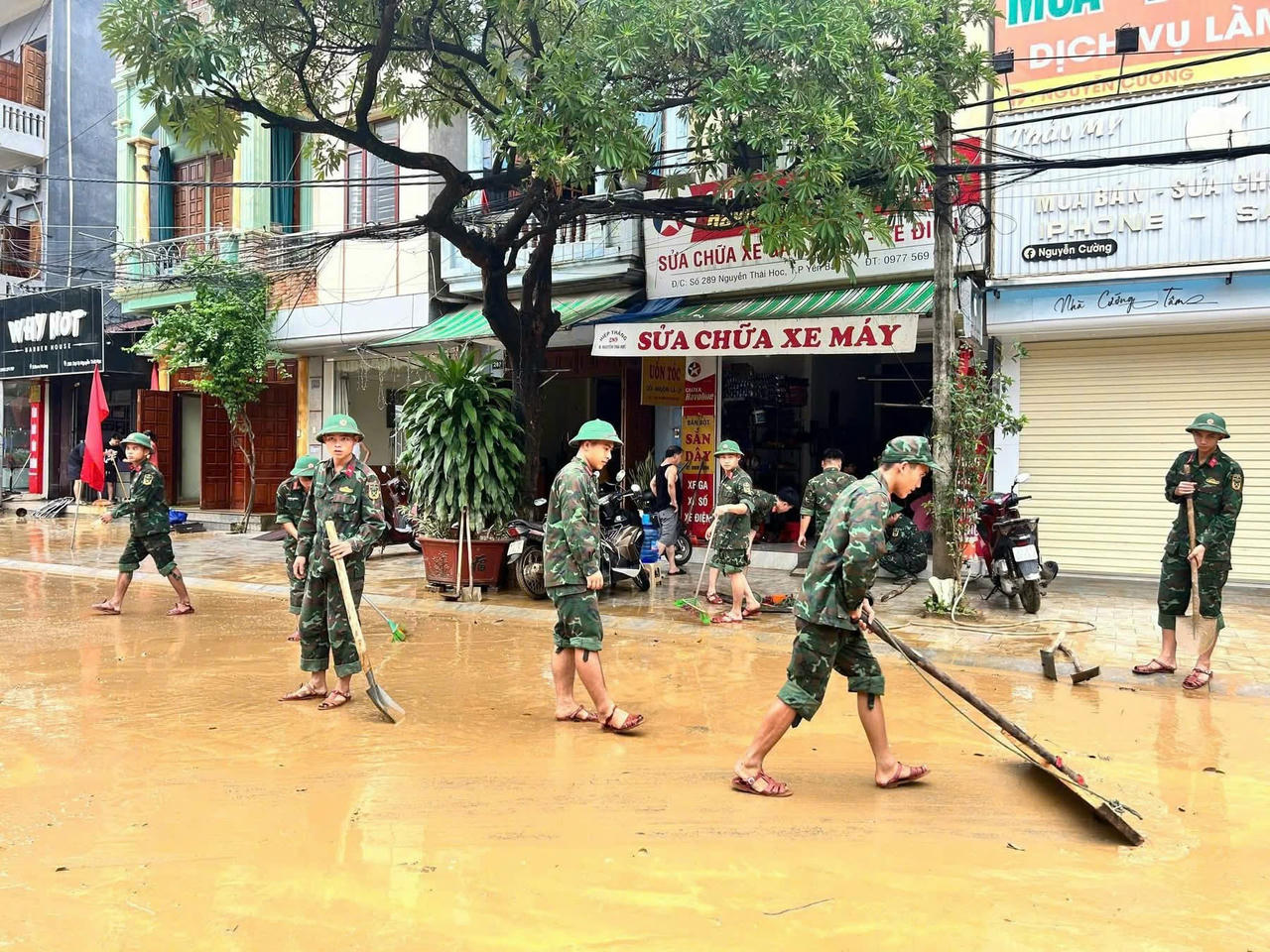 UBND phường Yên Bái cũng huy động
lực lượng thanh niên, cán bộ, giáo viên đến hỗ trợ các hộ gia đình thu gom rác,
phun khử khuẩn một số địa điểm công cộng
