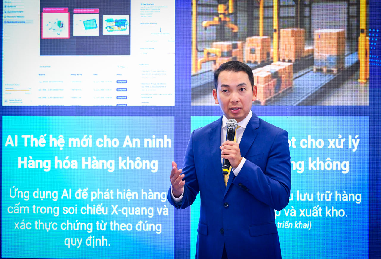 Tiến sĩ Yap Kwong Weng,
CEO Việt Nam SuperPort™ trình bày những giải pháp đổi mới sáng tạo tại “siêu
cảng” ICD Vĩnh Phúc – Việt Nam SuperPort TM.