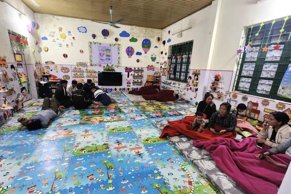 Ngay sau bão, Ban Chỉ huy phòng thủ dân sự xã đã huy động lực
lượng tại chỗ khẩn trương khắc phục hậu quả, ưu tiên thông tuyến các đoạn đường
sạt lở, chặt dọn cây đổ, phối hợp với Điện lực Bát Xát xử lý sự cố điện. Các hộ
dân có nhà bị ảnh hưởng được hỗ trợ di chuyển đến nơi ở tạm an toàn; xã cũng đã
bố trí lương thực, nhu yếu phẩm thiết yếu cho 110 hộ với 419 khẩu phải sơ tán trước
đó.