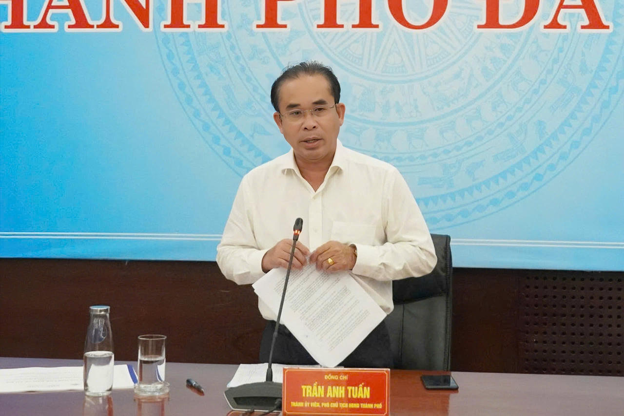 Phó Chủ tịch UBND TP Đà Nẵng Trần Anh Tuấn làm việc với các xã biên giới về quá trình thực hiện xây dựng trường học vùng biên.