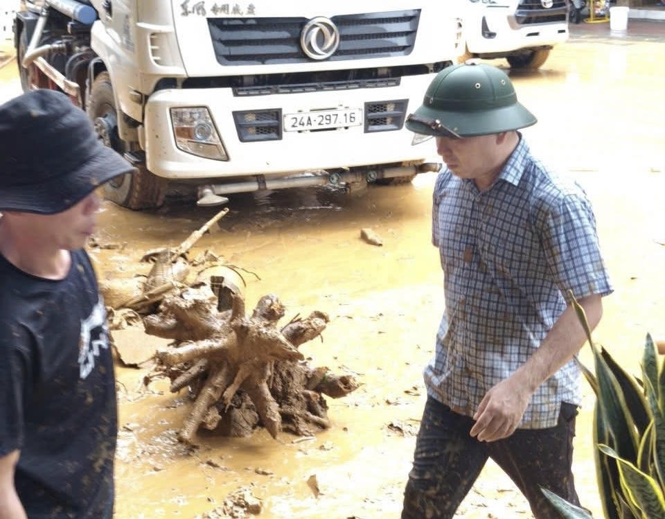 Tại phường Cam Đường: Chính quyền địa phương cũng đang tập trung khắc phục hậu quả do mưa lũ gây ra. Dự
báo tình hình mưa lũ còn diễn biến khó lường, thời gian tới, phường Cam Đường
tiếp tục rà soát các điểm có nguy cơ về thiên tai và các hộ nằm trong vùng
thiên tai nguy hiểm để kịp thời có phương án di chuyển người, tài sản đến nơi
an toàn. 