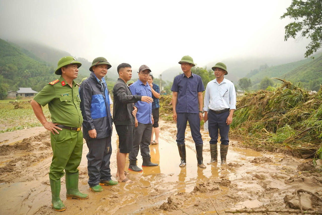 Ông Nguyễn Thế Phước - Ủy viên Ban Thường vụ Tỉnh ủy, Phó Chủ tịch Thường trực UBND tỉnh Lào Cai và đoàn công tác đã trực tiếp đi kiểm tra, chỉ đạo khắc phục hậu quả mưa lũ.