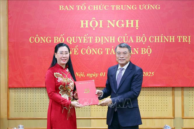 Đồng chí Lê Minh Hưng, Ủy viên Bộ Chính trị, Bí thư Trung ương Đảng, Trưởng ban Tổ chức Trung ương trao Quyết định của Bộ Chính trị về việc phân công, bổ nhiệm đồng chí Bùi Thị Quỳnh Vân giữ chức Phó Trưởng Ban Tổ chức Trung ương. Ảnh: Phạm Kiên/TTXVN