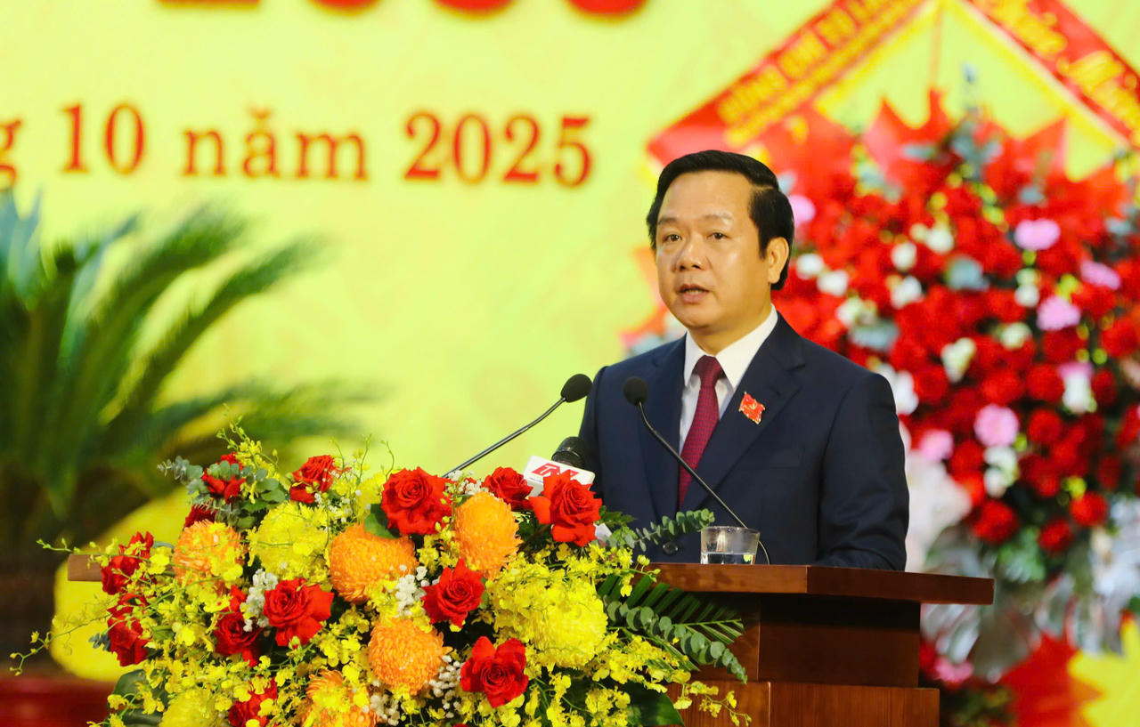 Phó Bí thư Tỉnh ủy, Chủ tịch UBND tỉnh Phạm Quang Ngọc trình bày tóm tắt dự thảo Báo cáo chính trị trình Đại hội đại biểu Đảng bộ tỉnh Ninh Bình lần thứ I, nhiệm kỳ 2025 - 2030.