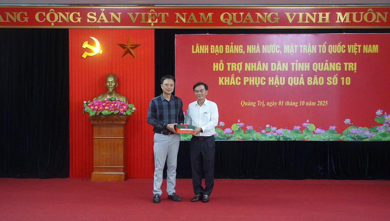 Phó Bí thư Tỉnh ủy, Chủ tịch Ủy
ban MTTQ Việt Nam tỉnh, Phó Chủ tịch Thường trực HĐND tỉnh Nguyễn Chiến Thắng
tiếp nhận quà của Ngân hàng Vietinbank.
