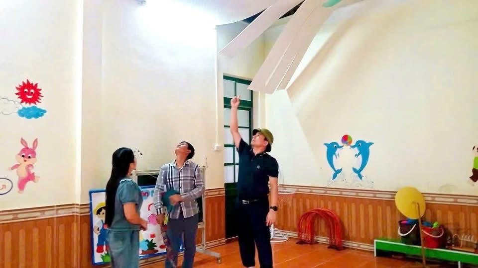 Xã Hợp Thành cũng đề nghị các hộ dân sinh sống gần khu vực
có nguy cơ sạt lở cần chủ động di chuyển đến nơi an toàn, đồng thời huy động lực
lượng tại chỗ tham gia khơi thông dòng chảy, gia cố tạm thời các điểm xung yếu,
bảo đảm an toàn tính mạng và tài sản của nhân dân.