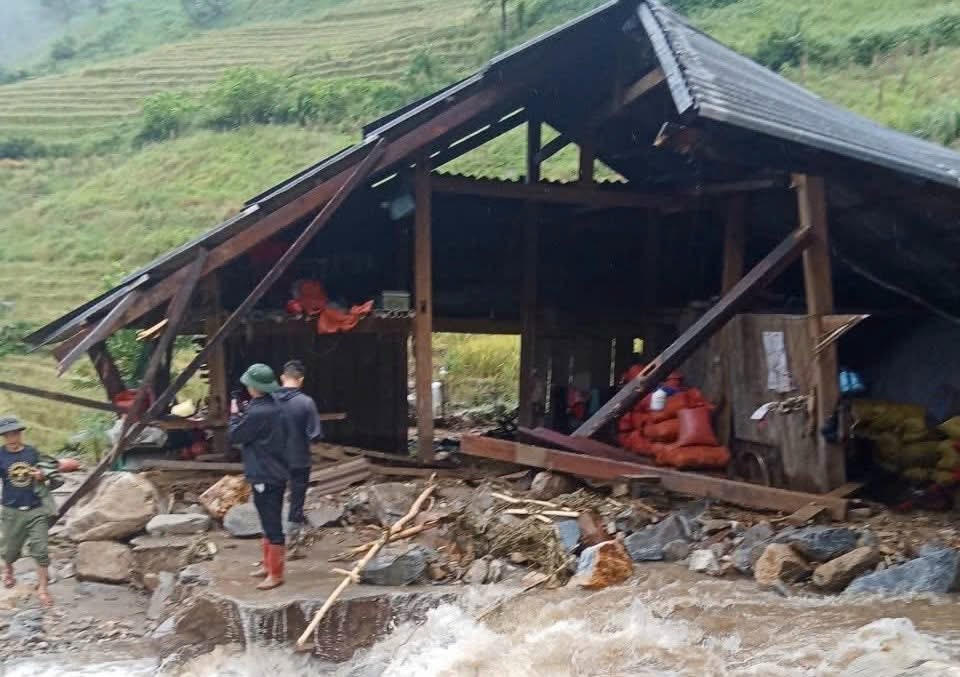 Theo thống kê, trong những ngày
mưa bão, trên địa bàn xã Mường Bo có 9 công trình giao thông bị sạt lở lớn.
Trong đó, tuyến đường huyết mạch từ thôn Mường Bo 1 đến Nậm Củm đã bị sạt lở nặng
với tổng cộng 15 điểm bị sạt lở, khối lượng đất đá ước tính 7.000m3. 