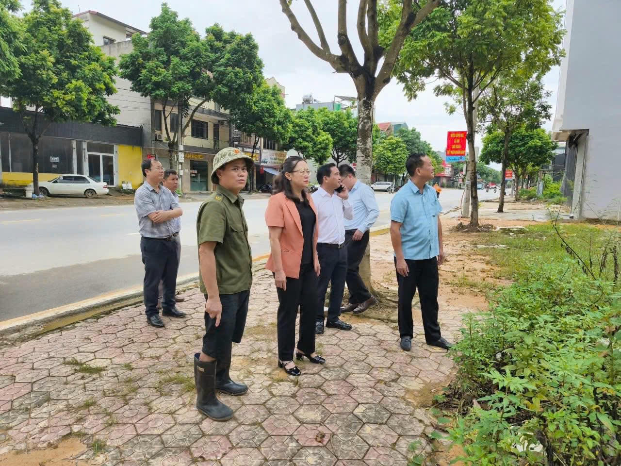 Sáng 1/10, bà Giàng Thị Dung – Phó Bí thư Tỉnh ủy, Chủ tịch Ủy ban MTTQ Việt Nam tỉnh Lào Cai và các đồng chí lãnh đạo tỉnh, lãnh đạo phường Cam Đường đã đi kiểm tra công tác khắc phục hậu quả thiên tai và thăm hỏi, chia buồn cùng các gia đình bị thiệt hại nặng do cơn bão số 10 tại phường Cam Đường.