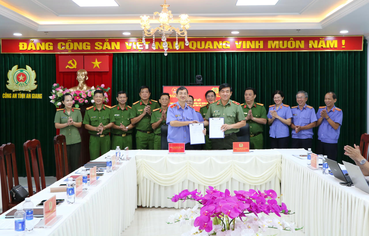 Thiếu tướng Nguyễn Văn
Hận, Giám đốc Công an tỉnh và ông Nguyễn Ngọc Phúc, Viện
trưởng VKSND tỉnh ký kết quy chế phối hợp. Ảnh: Tiến Dũng