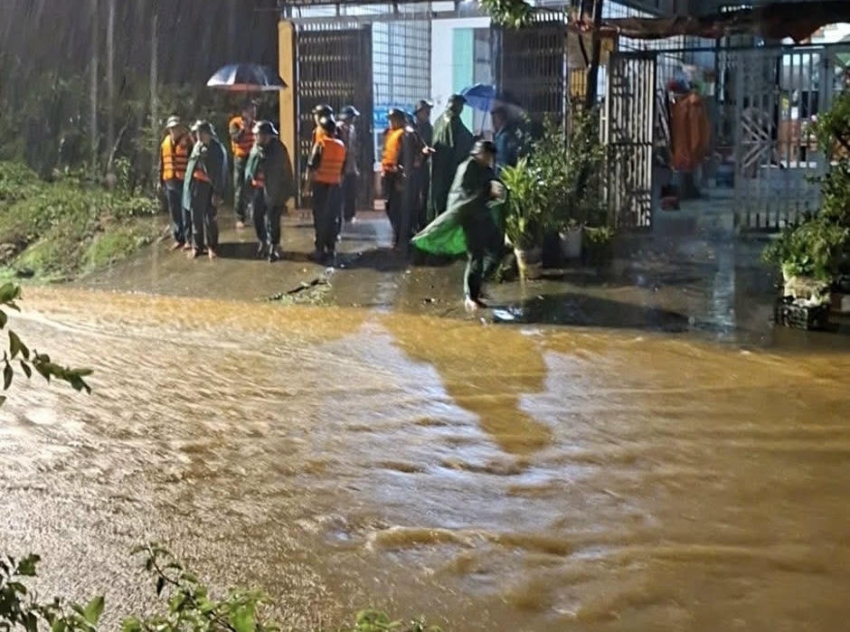 Nhờ sự vào cuộc quyết liệt, đồng
bộ của cả hệ thống chính trị và Nhân dân, công tác ứng phó, khắc phục hậu quả cơn
bão số 10 trên địa bàn phường Lào Cai đang được triển khai khẩn trương, hiệu quả,
hạn chế tối đa thiệt hại.