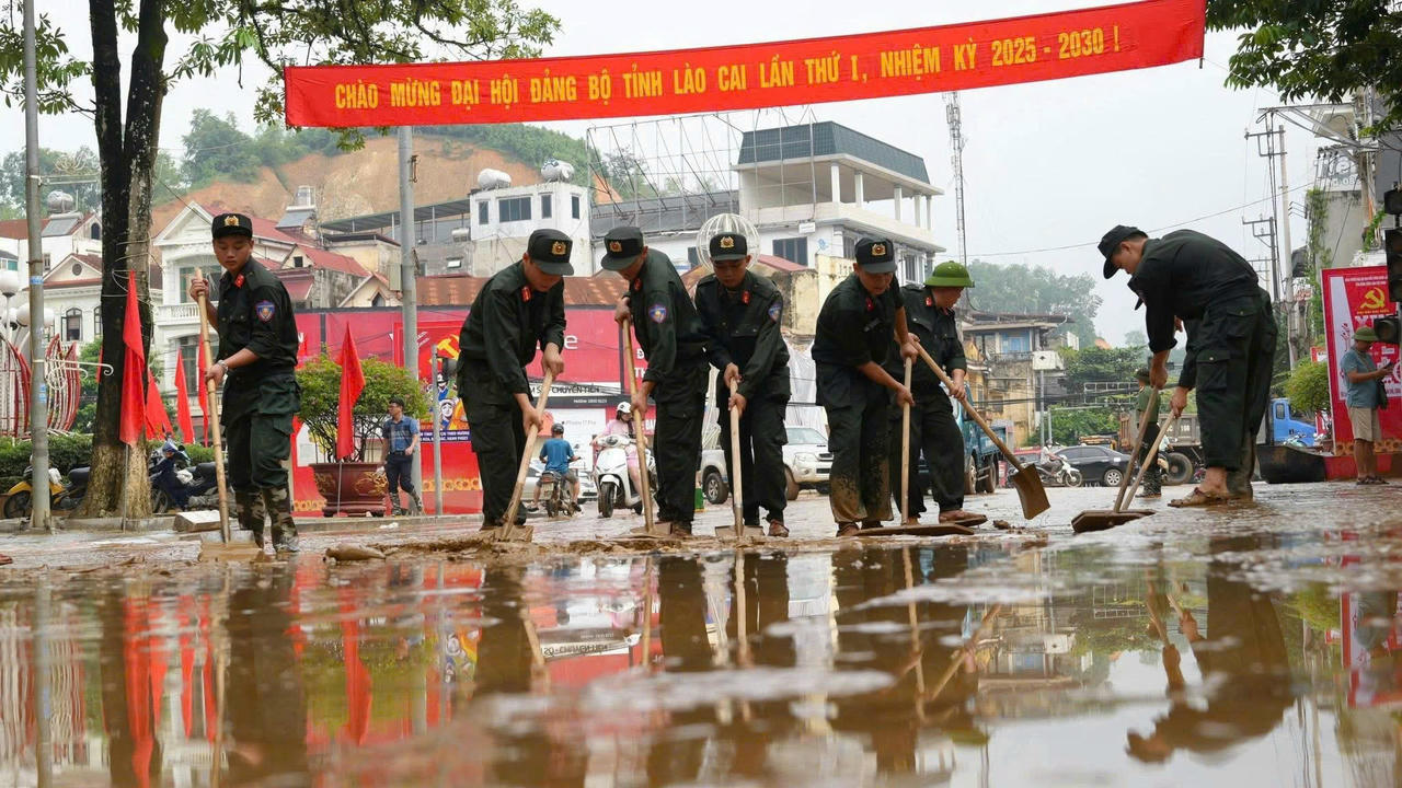 Ngay sau khi nước rút, chính quyền địa phương cùng các lực
lượng chức năng, người dân địa phương tập trung khắc phục hậu quả.