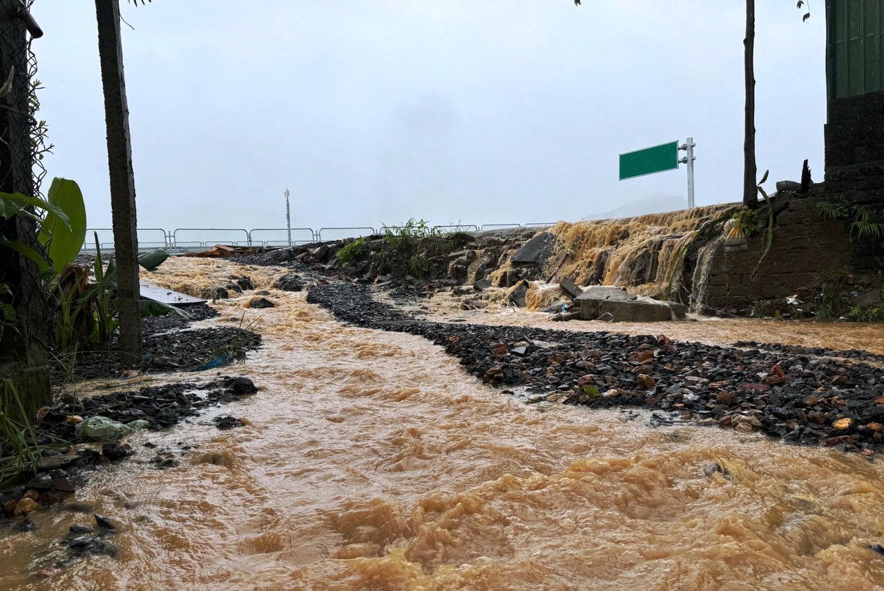 Người dân sống cạnh cao tốc Hòa Liên - Túy Loan khốn khổ vì nước mưa chảy thẳng vào nhà