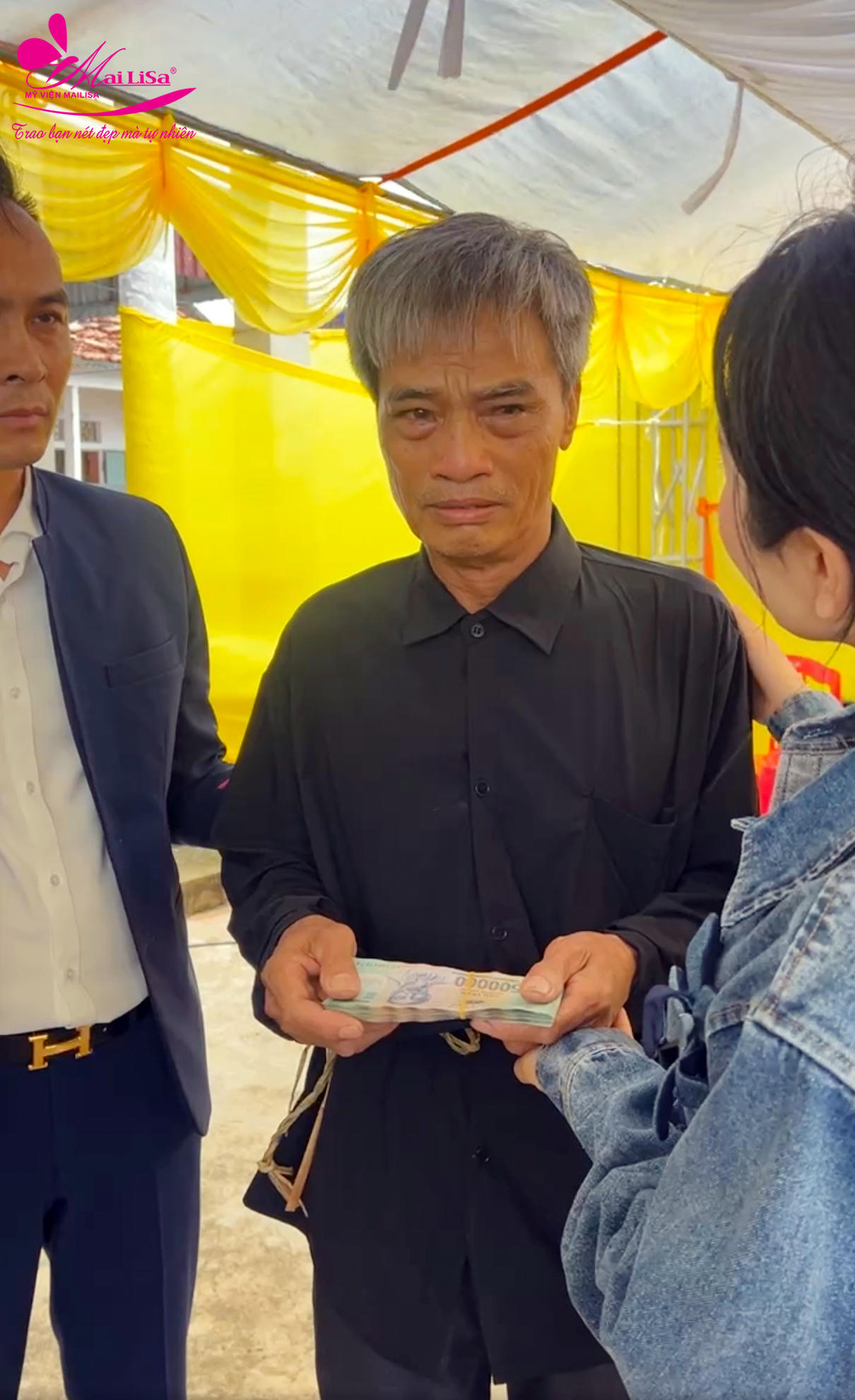 Trao tận tay những phần tiền mặt hỗ trợ bà con vượt qua khó khăn