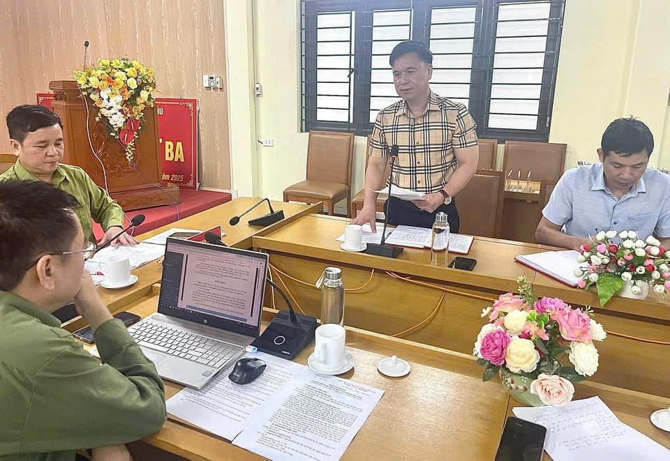 Để nhanh chóng khắc phục
những thiệt hại do bão số 10 gây ra, đồng thời, phòng tránh được những
rủi ro có thể tiếp tục phát sinh do mưa lũ, sạt lở đất và các hình thái thiên
tai sau bão, Đảng ủy xã yêu cầu: Ban Chỉ huy Phòng, chống thiên tai và Tìm
kiếm cứu nạn xã khẩn trương khắc phục theo phương châm “4 tại chỗ”, đảm bảo an
toàn, sớm ổn định đời sống Nhân dân. Duy trì sơ tán dân tại khu vực nguy hiểm;
chủ động kịch bản ứng phó, kiên quyết di dời khi cần thiết. Khắc phục giao thông,
thông tuyến khả thi ngay trong ngày 01/10,…