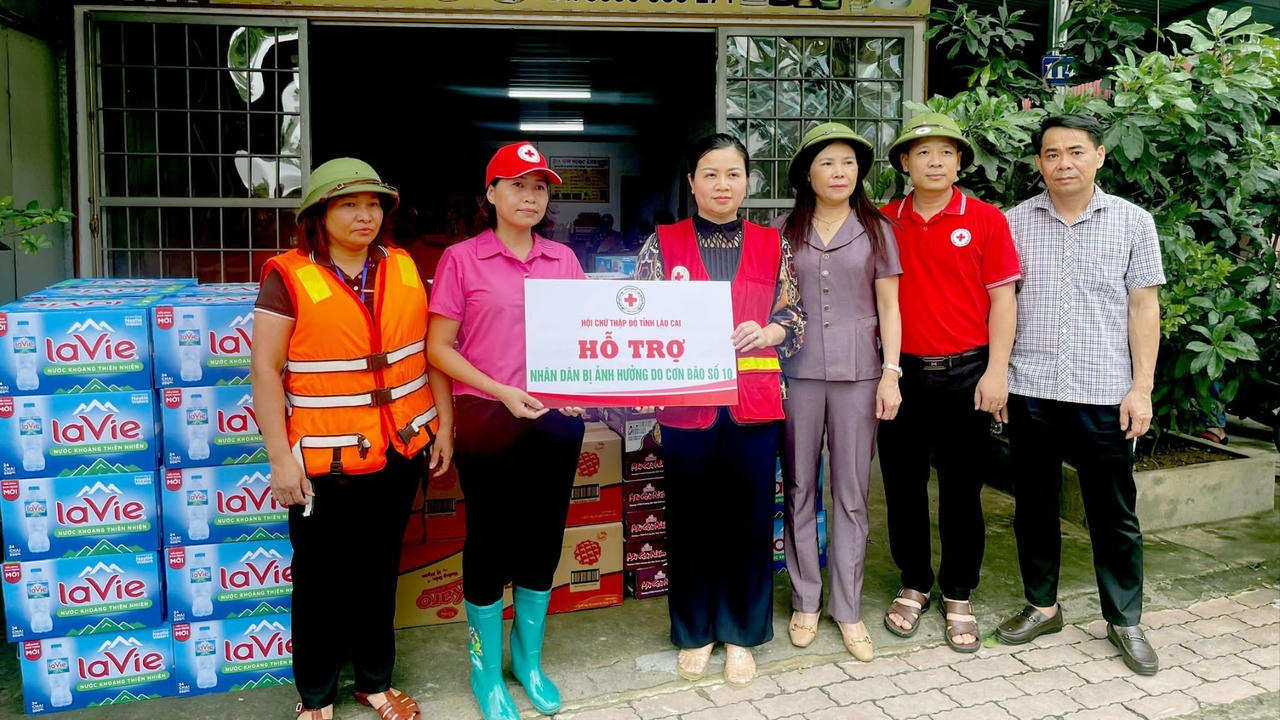 Đợt cứu trợ đầu tiên, Hội đã cấp phát 200 thùng nước khoáng, 200 thùng mì tôm, 100 thùng bánh, 50 suất cơm và nhiều nhu yếu phẩm khác. Những món quà tuy giản dị nhưng đã thể hiện tinh thần tương thân tương ái, kịp thời chia sẻ khó khăn với người dân vùng thiên tai.