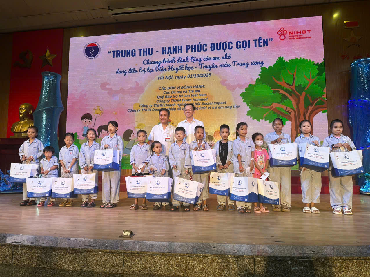 Niềm vui của các em nhỏ khi được nhận quà Trung thu 