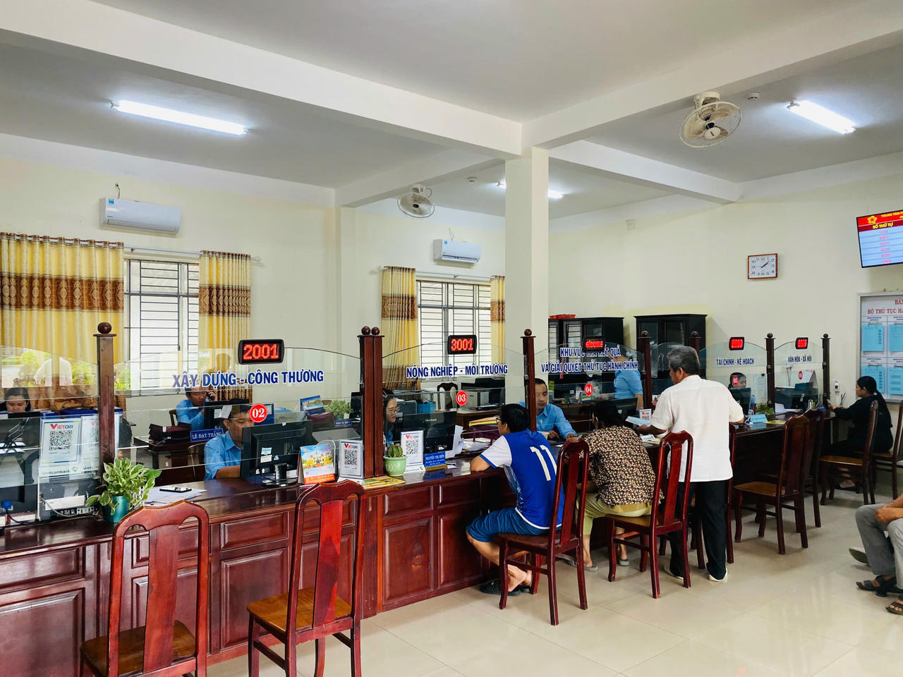 Người dân đến làm các thủ tục hành chính tại Trung tâm hành chính công cấp xã