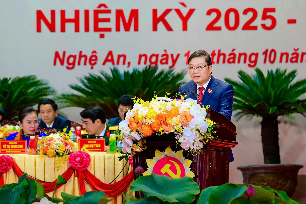 Chủ tịch UBND tỉnh Lê Hồng Vinh đọc báo cáo chính trị tại Đại hội.